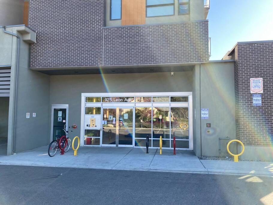 Apartamento Modern And Cozy Courtyard View Kelowna Exterior foto